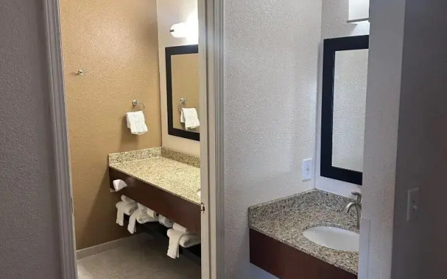 Northfield Inn, Suites & Conference Center