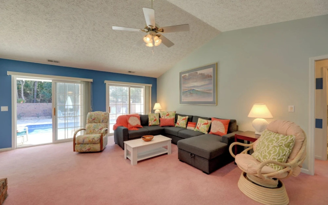 Pine Knoll Shores Getaway - Walk to Beach!