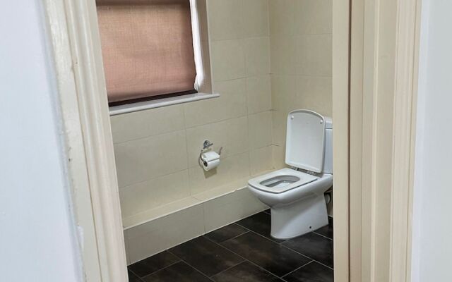 Charming 5-bed House in Mitcham