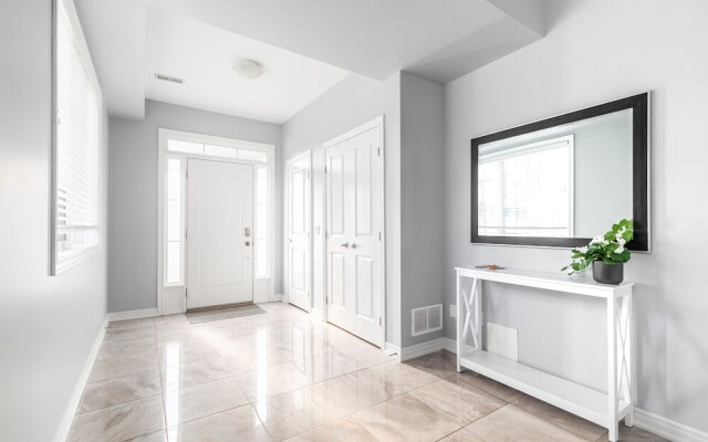 GLOBALSTAY. Modern Townhomes on Lake Ontario