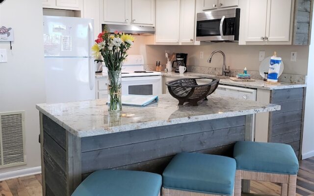 Island Winds West 170