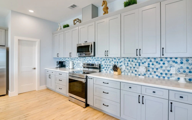 Steps to Beach: Vibrant House in Galveston!