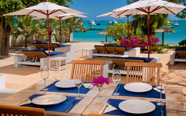 R Beach Club