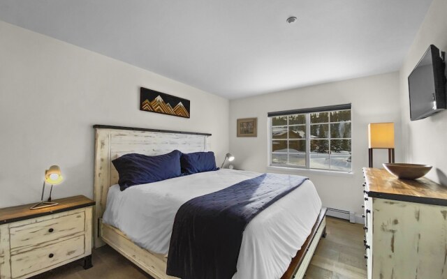 Swans Nest 1601 2 Bedroom Condo by RedAwning