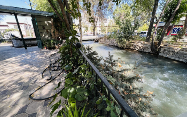 Riverside Hotel