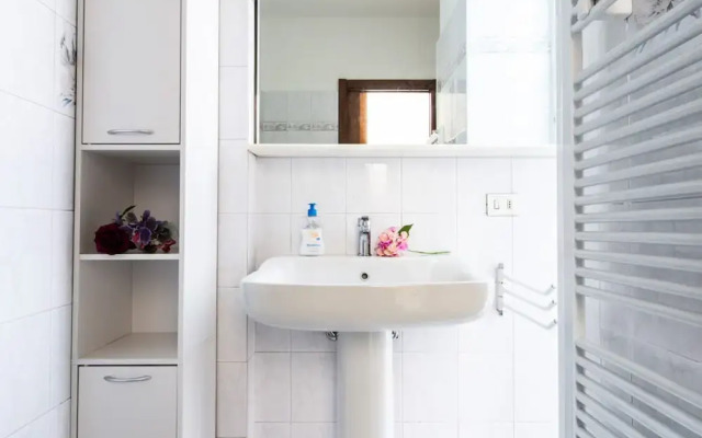 Pisani 4 in Monza With 1 Bathrooms