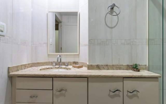 2min da Praia de Copacabana - A303