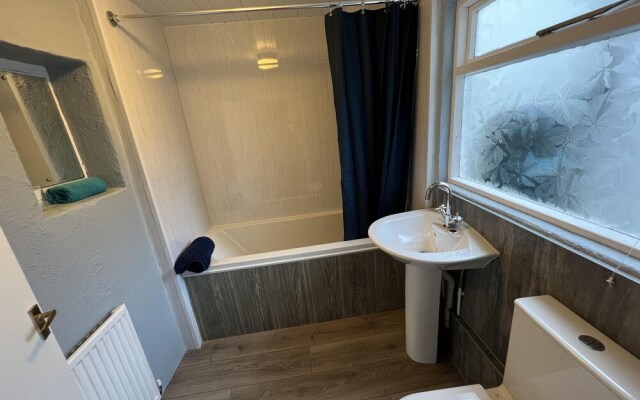 Traditional 3-bed Cottage, Log Burner & Sea Views!