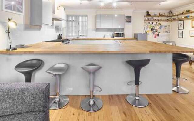 Host Stay Cobb Court