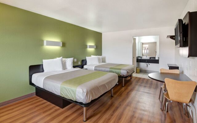 Motel 6 Dallas, TX - Forest Lane