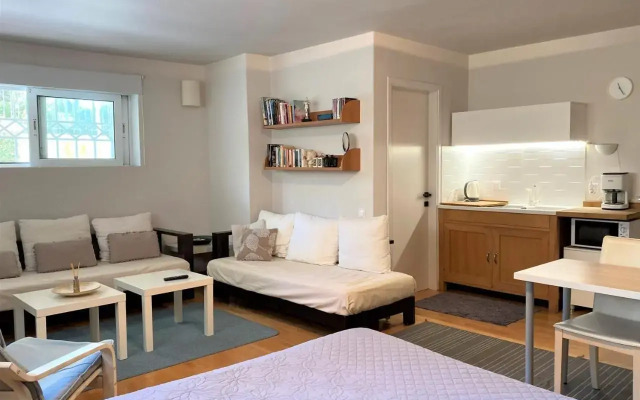 Bright, Cosy Studio close to Glyfada Beach & Center