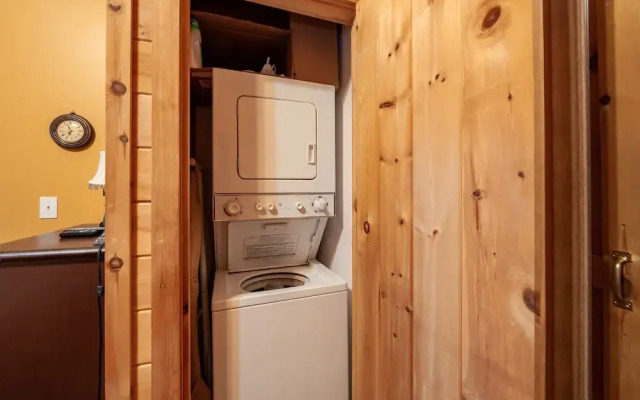Sleepin' Inn 2 Bedroom Cabin by RedAwning