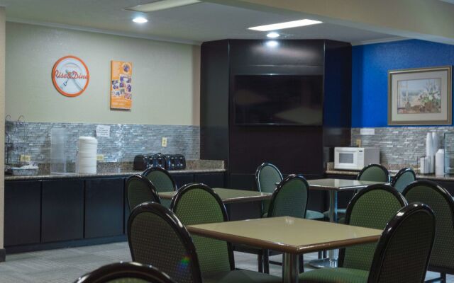 Red Roof Inn & Suites Lexington - Hamburg