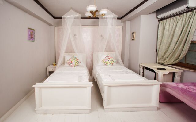 Iola Hotel