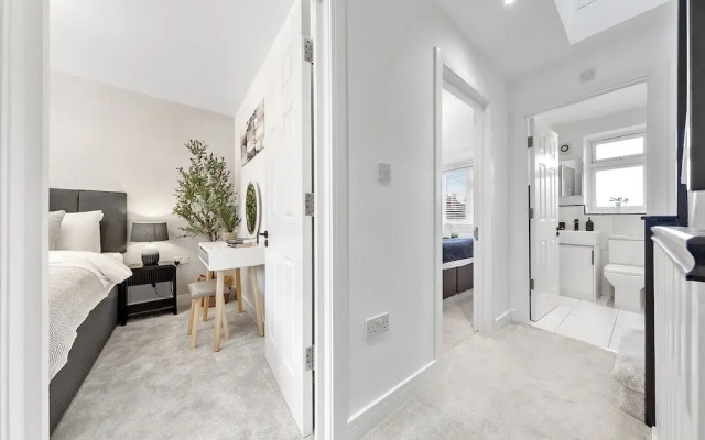Spacious 4BR Home in Brentford, Free Parking