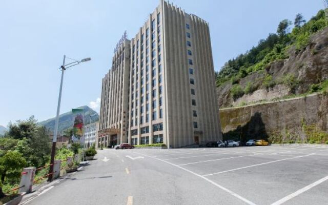 Shennongjia Auspicious Clouds Building Forest Hotel