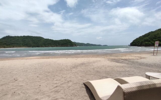 Dr Calayan's 2BR Condo at Pico De Loro