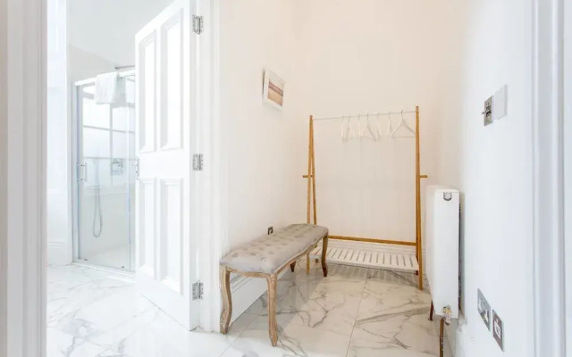 Luxury 4-bedroom Townhouse in Prestigious West End