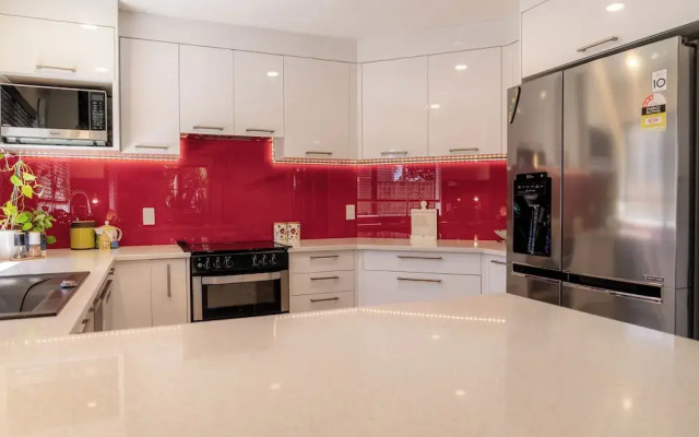 Spacious Eastern Beach Home - 1 Min From Beach!