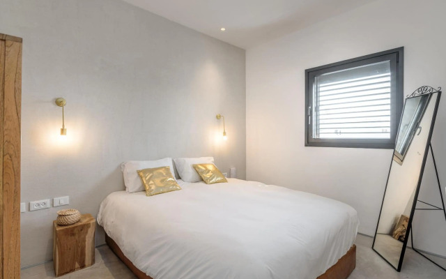 Trendy and cosy apartment / Balcony