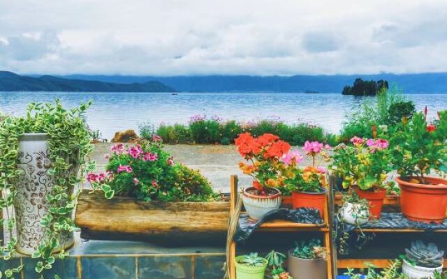 Lugu Lake Cloud - Sea Stacked Courtyard