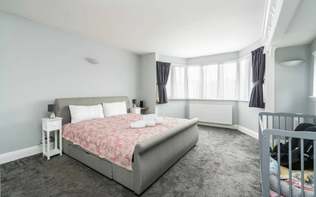 Sleek 2BD Home Close Brent Cross Shopping Centre