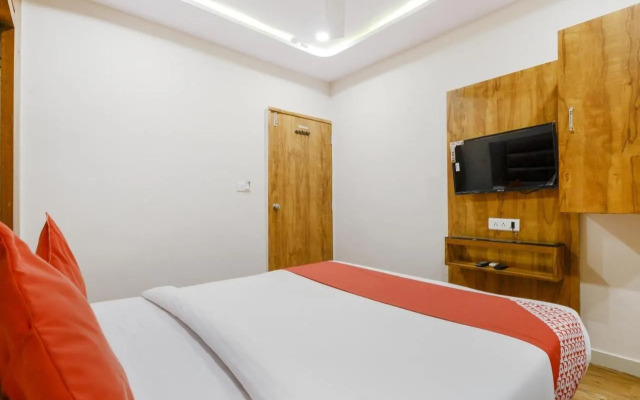 OYO 70998 Hotel Safari Inn