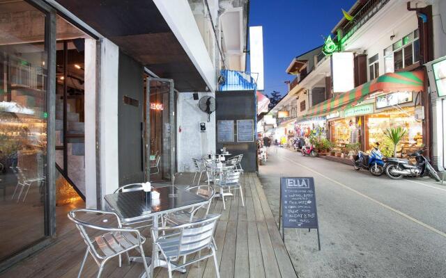 ELLA Bar, Bistro & Bed