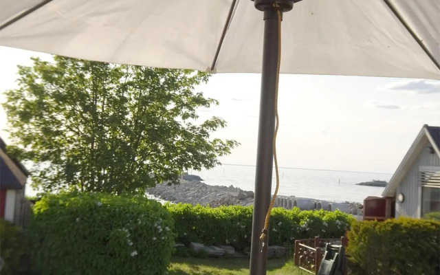 Stuga med havsutsikt och 50m till strand