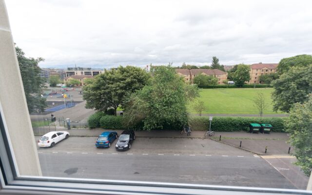 Beautiful City Center 2 Bed Apartment with Park View