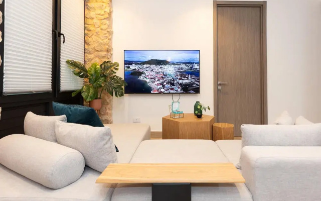 The Elegant Condo by Acomodo