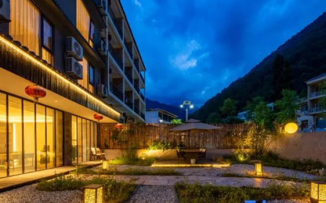 Shanshuijian Hot Spring Hotel (Hailuogou Glacier Forest Park)