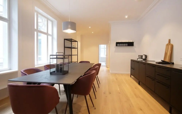 Sanders King - Smart 4-bdr Apt in City Center
