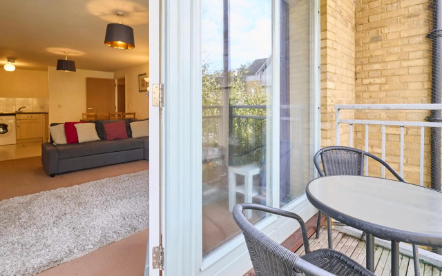 Bingley Court - Open plan apartment near Canterbury East Station