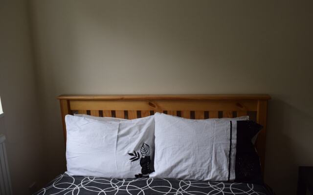 Spacious 2 Bedroom House in Bow