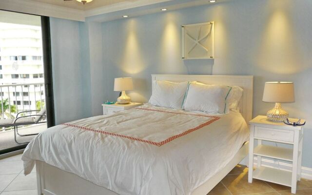 Beachfront Condo With Pool and Dazzling Ocean View