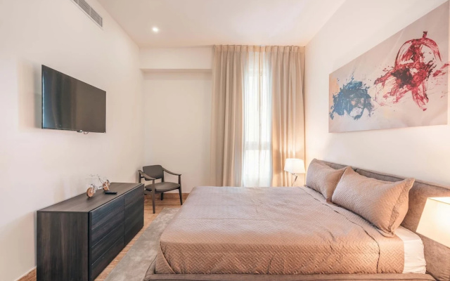 2br Apartment With Balcony and Views