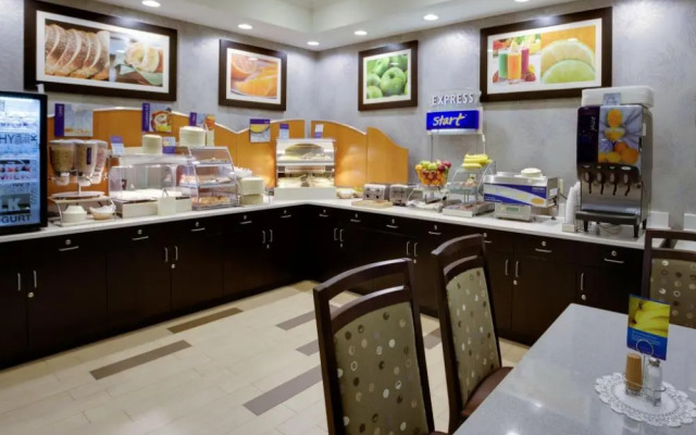 Holiday Inn Express And Suites Meadowlands Area