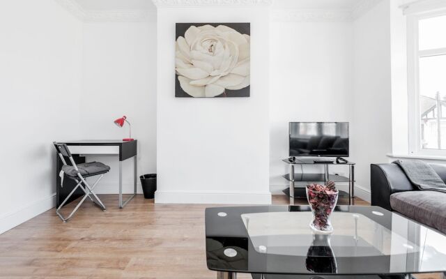 Charming 3-bed Apartment in Romford