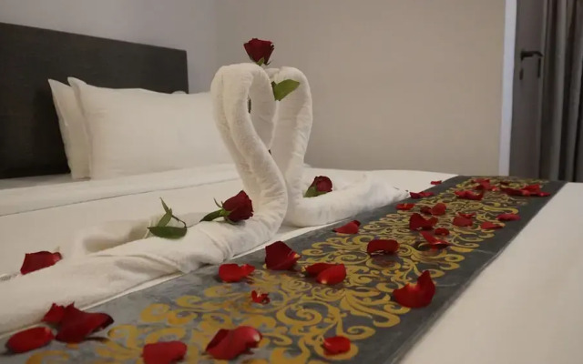 Moonway Luxury Suites At Eaton Residence