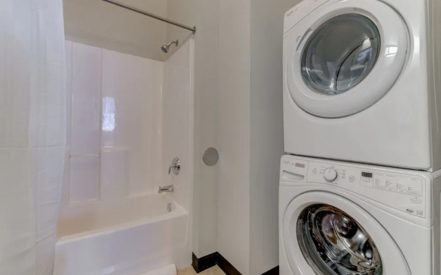 Milwaukee Classy 1BD 1BA Downtown Apartment