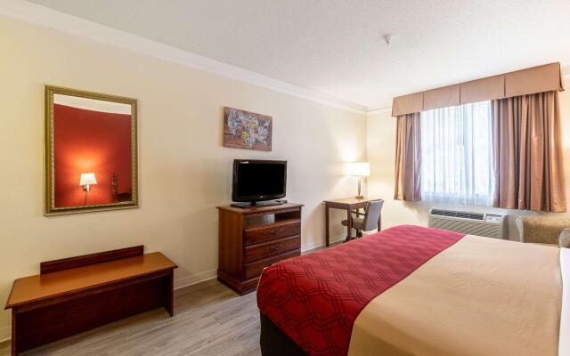 Econo Lodge Inn & Suites