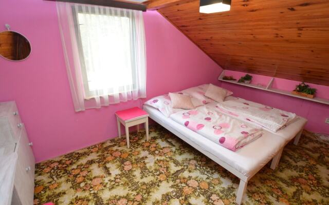 Cozy Chalet in Pilsen With Swimming Pool, Garden, Balcony