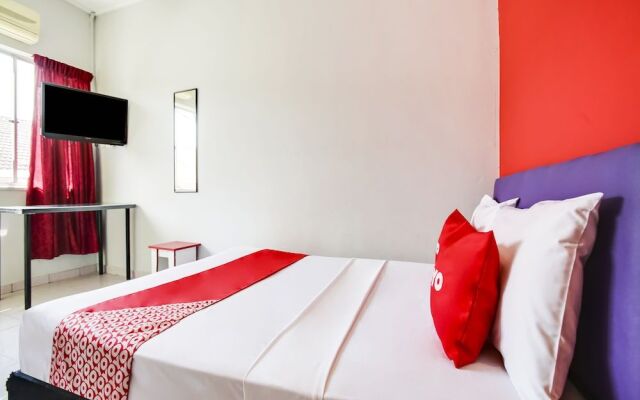 OYO 89615 T Family Hotel