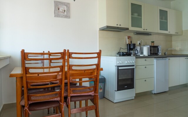 Spacious apt few min Walk to old Town and Beach