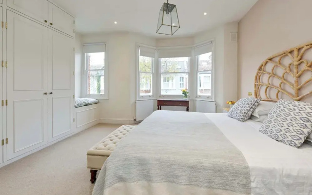 Central London 4BR Queens Park Family Home With Garden