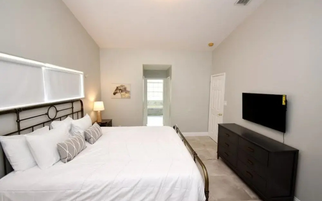 Greater Groves - 5 Bedrooms House w/pool-5202GG Home by RedAwning