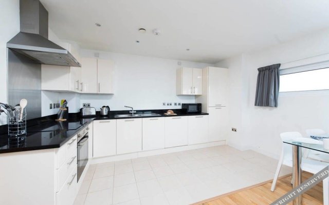 Modern 3BR Flat in Stratford With Great Views!