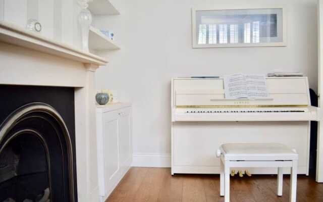 Bright and Modern 5 Bedroom Home With Garden