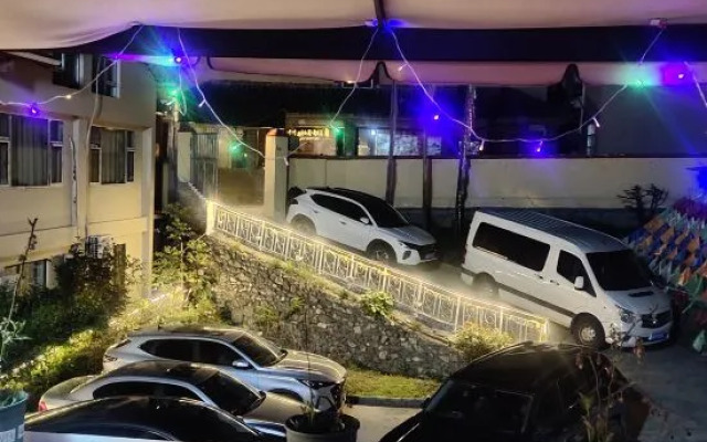 Huajianji Courtyard Home stay